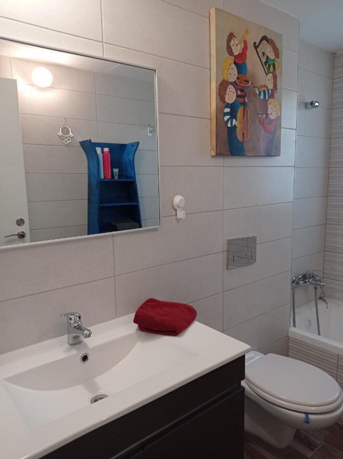New! Great Location! Vibrant Downtown, Talpiot Market, Flea Market, Carmel Beach, Close To Everywhere Lägenhet Haifa Exteriör bild