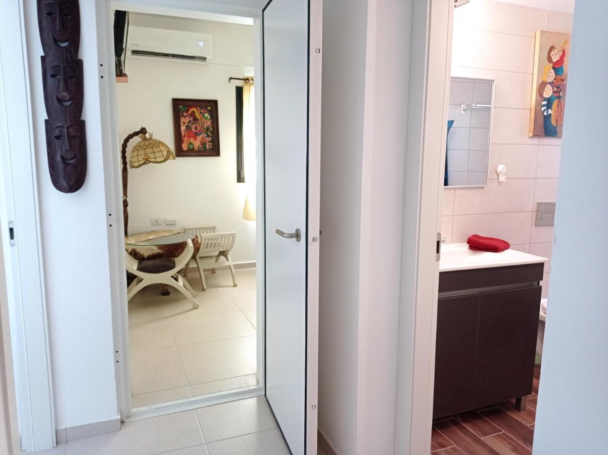 New! Great Location! Vibrant Downtown, Talpiot Market, Flea Market, Carmel Beach, Close To Everywhere Lägenhet Haifa Exteriör bild